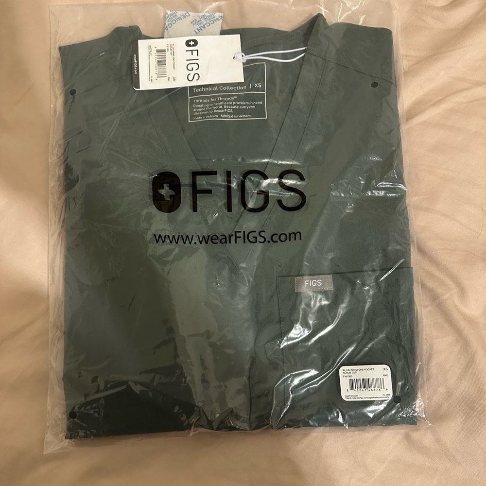 Figs scrub top